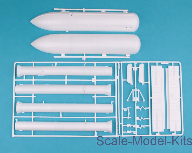 Revell Space Shuttle Discovery & Booster Rockets plastic scale